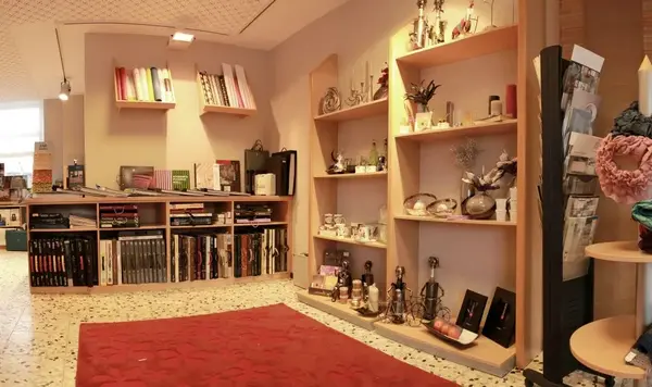 Regale mit Wohnaccessoires, Büchern und Dekoration in einem gemütlichen Einrichtungsgeschäft.